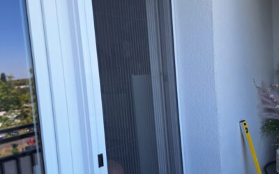 Moskitiera na drzwi balkonowe w bloku